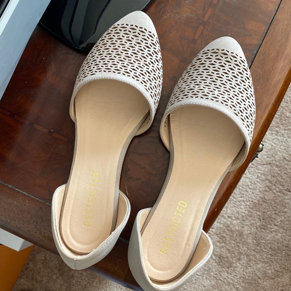 Light grey flats - size 7 *lightly worn*